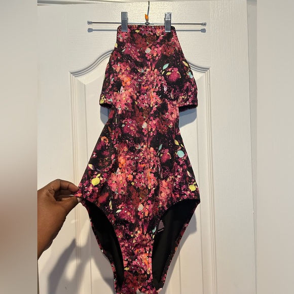 Victoria Secret One Piece Large Swim Wear with open tie back - Picture 3 of 3